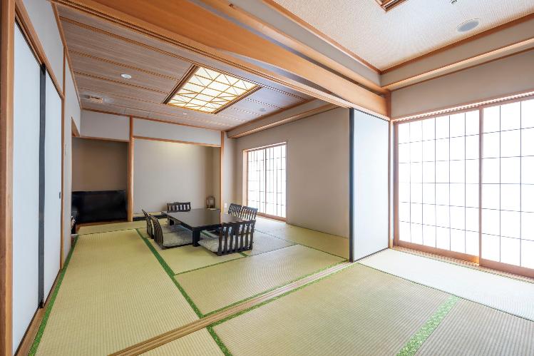 二間続きの特別和室【本館】　小さなお子様やお年寄りのご家族連れには最適です。