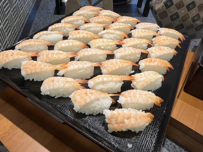 お寿司のネタも種類豊富にご用意しております。｜夕食提供イメージ
