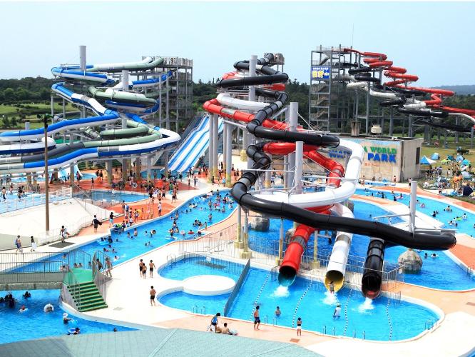 日本海と芝生が広がる遊びのテーマパーク。夏には数々の巨大スライダーが人気のプールエリアがオープン。