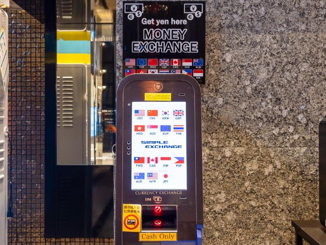24時間利用できる外貨両替機です。1階ロビーにございます。
