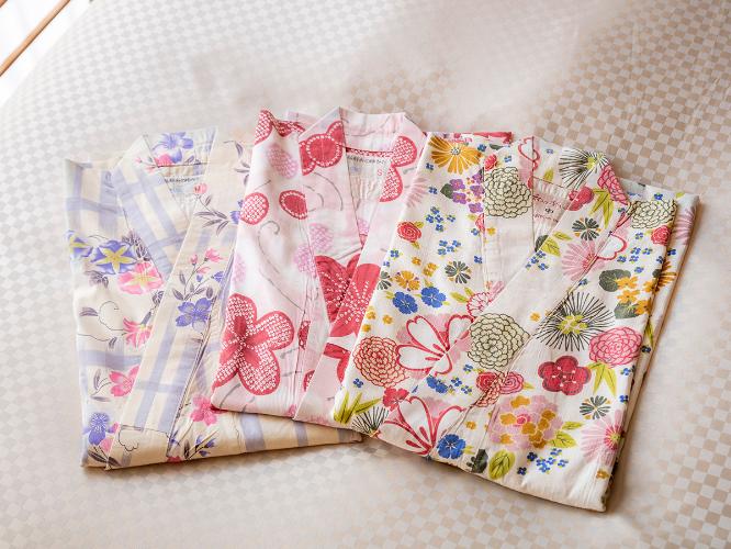 女性のお客様は300種類以上の色浴衣の中からお好みのひとつをお選びいただけます。