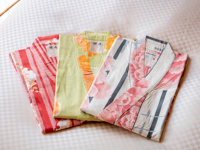 女性のお客様は300種類以上の色浴衣の中からお好みのひとつをお選びいただけます。