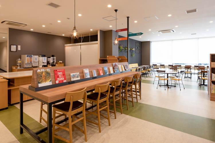 【ライブラリーカフェ】プロが選書した書籍を設置しております。フリードリンクと共にご利用ください