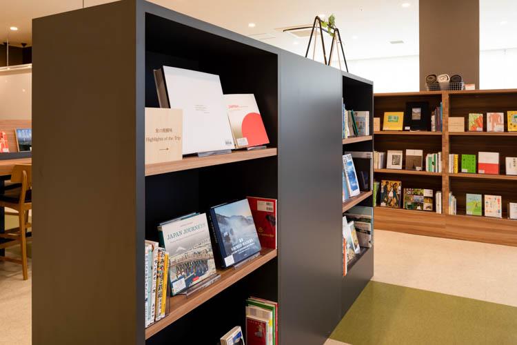 【ライブラリーカフェ】選書のプロがセレクトした100冊以上の本◆地域にまつわる情報誌や旅行誌をご用意