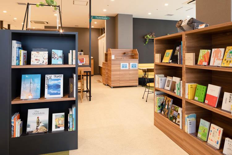 【ライブラリーカフェ】選書のプロがセレクトした100冊以上の本◆地域にまつわる情報誌や旅行誌をご用意