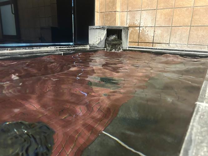 ■大浴場の特徴<BR>ラジウム人工温泉はラジウムにより軟水化されることで、水当たりが軟らかく肌に潤いを与え、ミネラル成分が皮膚を刺激し、老廃物を汗とともに排出します。