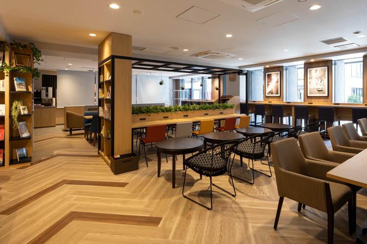 【ライブラリーカフェ】USBポート・コンセントも多数設置♪PC作業や充電にご利用いただけます