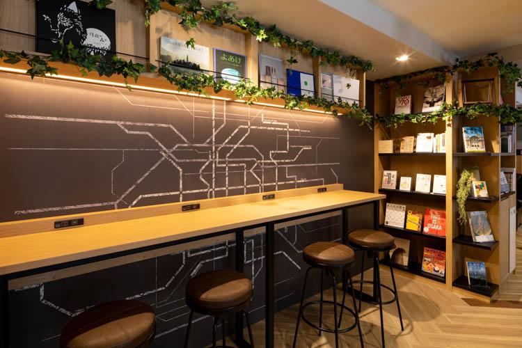 【ライブラリーカフェ】選書のプロがセレクトした100冊以上の本◆地域にまつわる情報誌や旅行誌をご用意