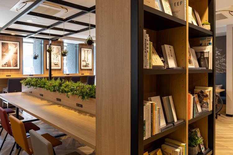 【ライブラリーカフェ】USBポート・コンセントも多数設置♪PC作業や充電にご利用いただけます