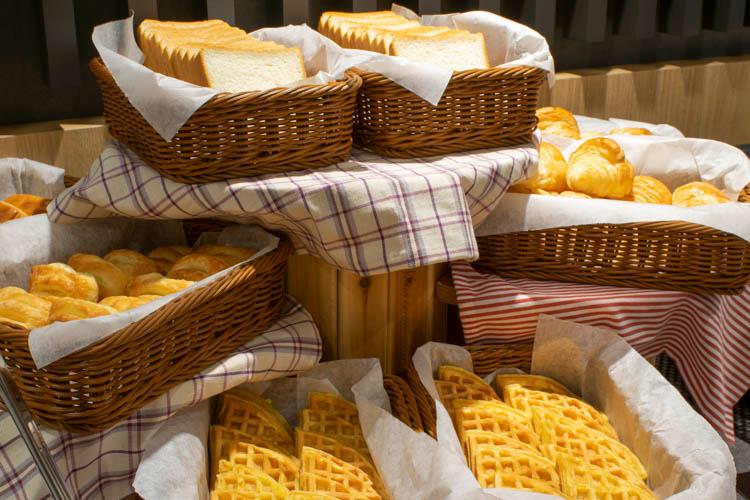 【種類豊富なパン・ワッフル※イメージ】バルミューダのトースターで「カリッ」と焼き上げるのもオススメ