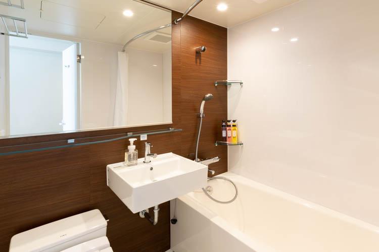 【バスルーム】シャワーヘッドとお湯の温度調整にも便利なサーモスタット式