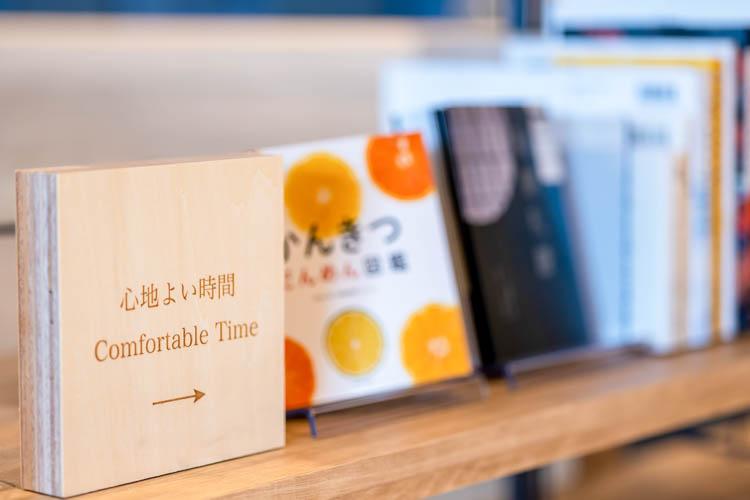 【ライブラリーカフェ】日本だけでなく世界や宇宙まで、幅広い視点から「旅」を感じられる本をセレクト。
