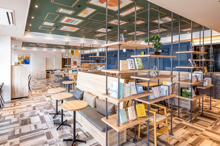 【ライブラリーカフェ】Wi-Fi接続無料◆カフェ内にはコンセントも充実。ワークスペースとしても最適。