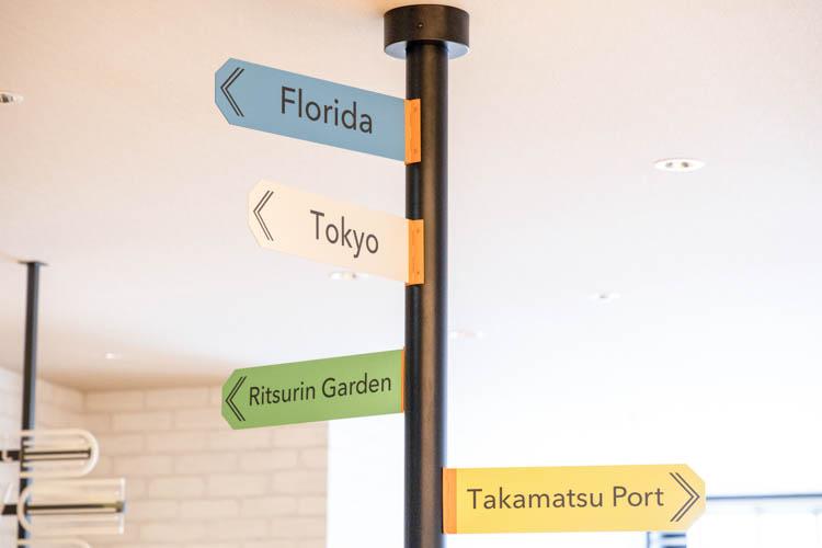 【ライブラリーカフェ】香川の観光地などが書かれた看板。旅のワクワク感を演出します。
