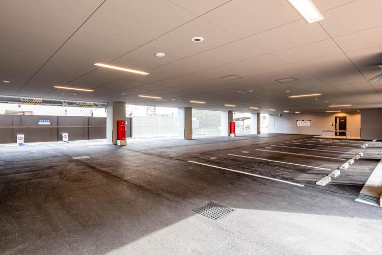 【駐車場】敷地内タイムズ17台先着順1泊1,400円（14時〜翌11時） 車高制限2.3m