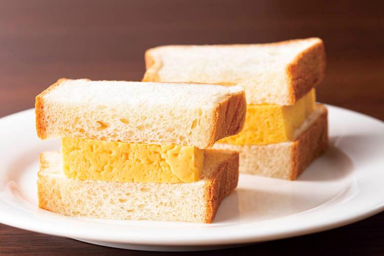 【だしまきサンド】だし巻きたまごをパンに挟めば、京風の「だしまきサンド」もお楽しみいただけます。
