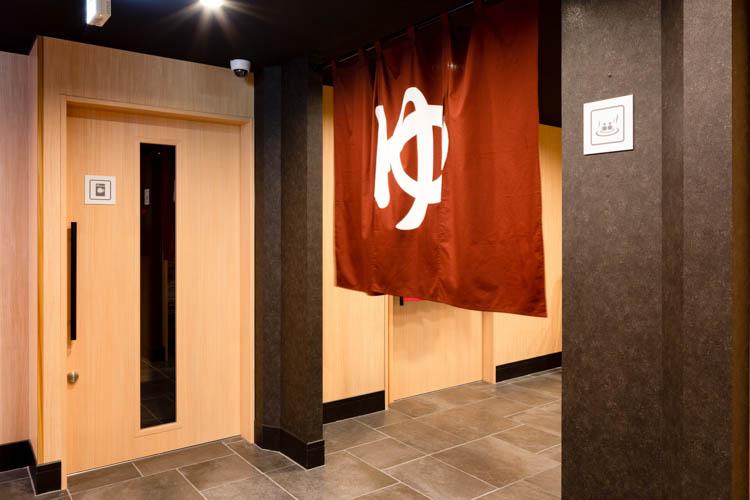 【大浴場／セキュリティー】ルームキーで入室可能。女湯のみ、別に専用カードキーをお渡しいたします。