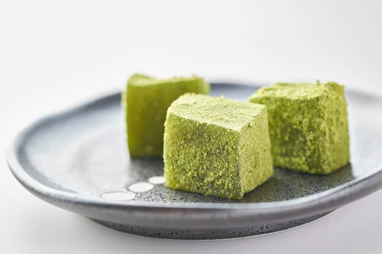 【わらび餅】（日替わり）きな粉と抹茶味のわらび餅を含めた和スイーツを日替わりでご用意。