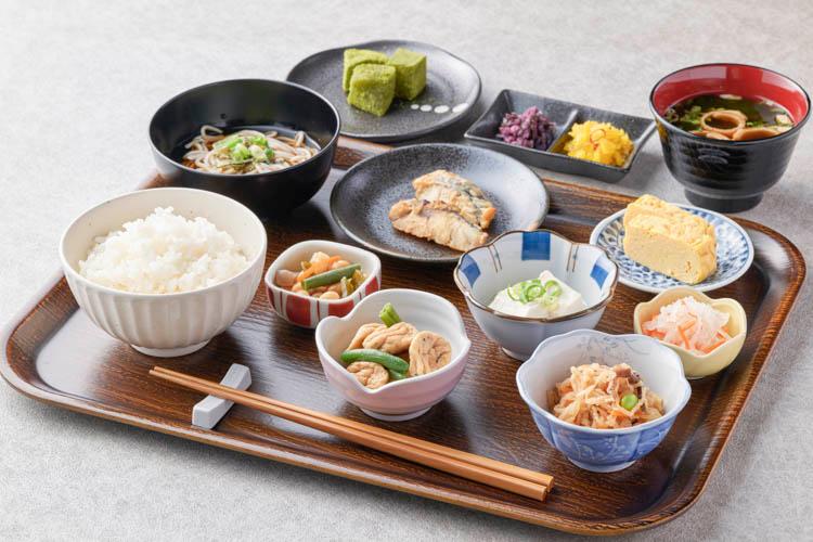 【盛り付け例】炊きたてのご飯と日替わりのおばんざいをご用意しました。