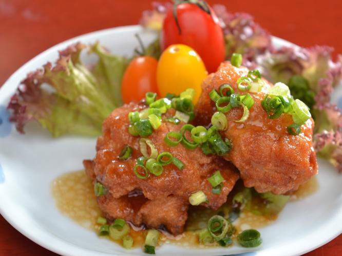 ≪朝食バイキング≫甘辛のタレをからめた食欲そそる一品、油淋鶏です。