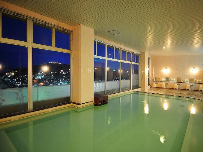 ゆったりとした浴槽と洗い場を備えた、シティホテルとしては本格的大浴場です。