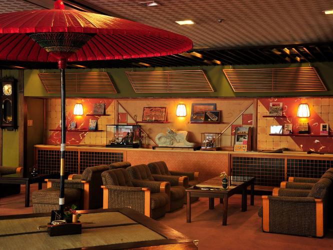 ◆番傘が雰囲気を出す1階ロビー。静けさの中に流れる滝の音・・・