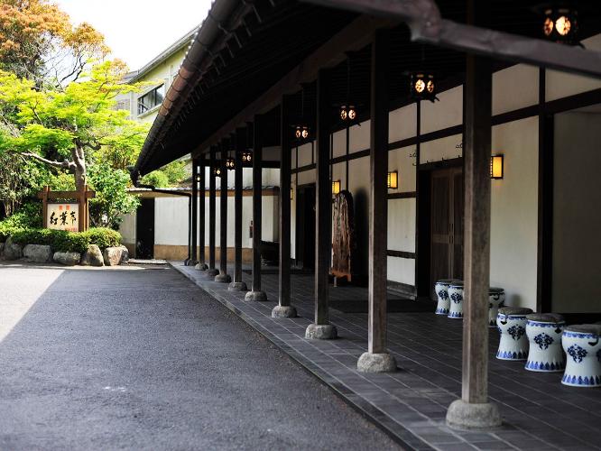 ◆和風旅館ならではの落ち着きのある正面玄関。