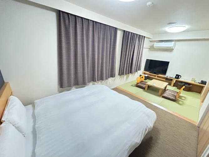 和洋室　30平米　<BR>クイーンベット160cm×195cm×1台、<BR>布団 95cm×195cm 2組