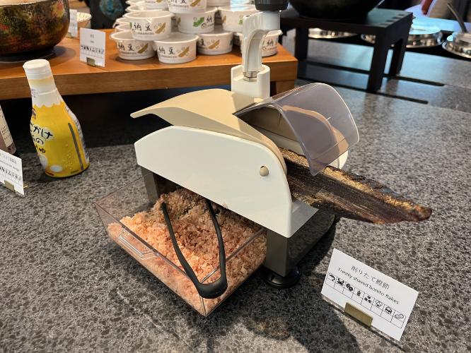 自分で削るカツオ節でおいしい和食を｜朝食提供イメージ