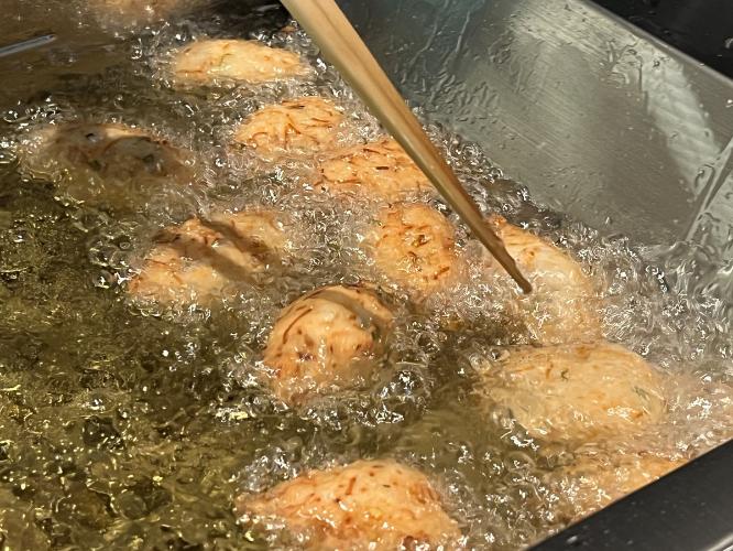 ライブキッチンで出来たてさつま揚げ｜朝食提供イメージ