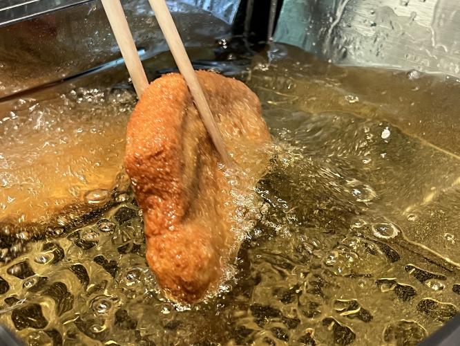 衣が薄く何枚でも食べられそうなとんかつ｜夕食提供イメージ