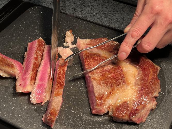 目の前でシェフが焼く国産牛ステーキをお楽しみください｜夕食提供イメージ
