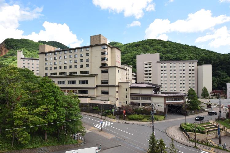 第一滝本館　外観（夏）　人気の観光地・地獄谷まで徒歩5分という好立地です。