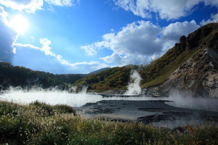 大自然の中で、湯がボコボコと沸く様子を楽しめます【大湯沼】
