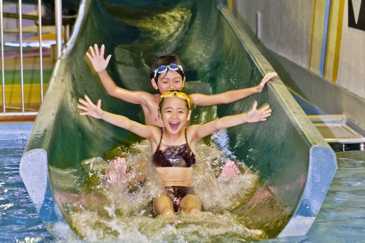 【屋内プール】お子様プールで人気のウォータースライダーは緩やかな傾斜で小さなお子様でもお楽しみいただけます。