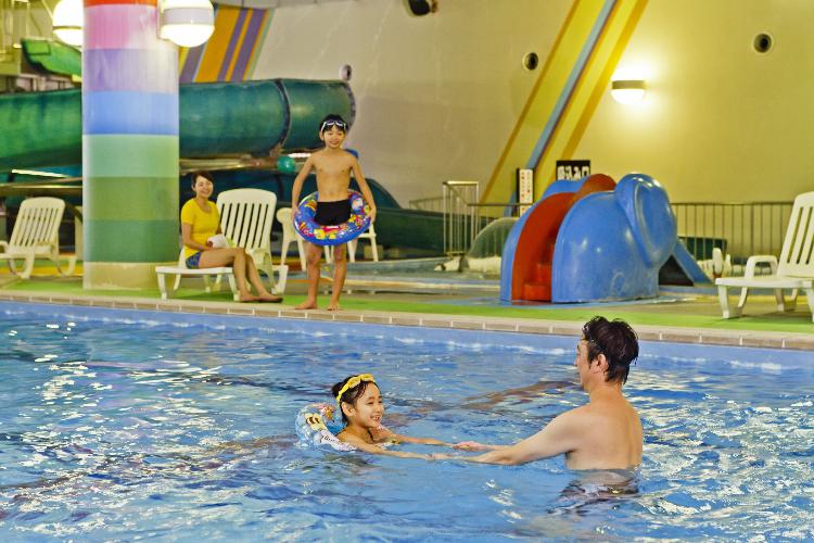 【屋内プール】大人用は25mプール、お子さま用は水深50cm程度のプールにウォータースライダーも有ります。