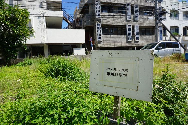 ホテルからわずか徒歩4分！広々駐車場で、お車でのご来館も安心。