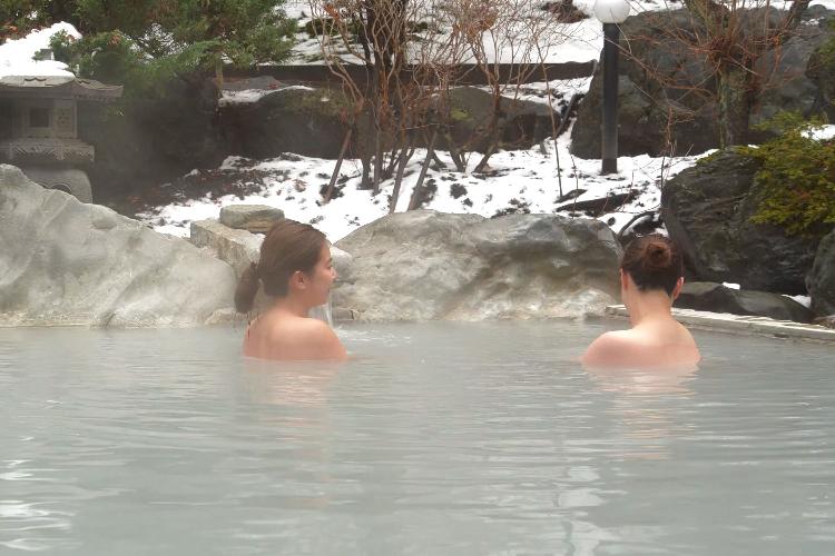【女性露天風呂】雪景色を見ながらの露天風呂は北国ならではの情緒があります。