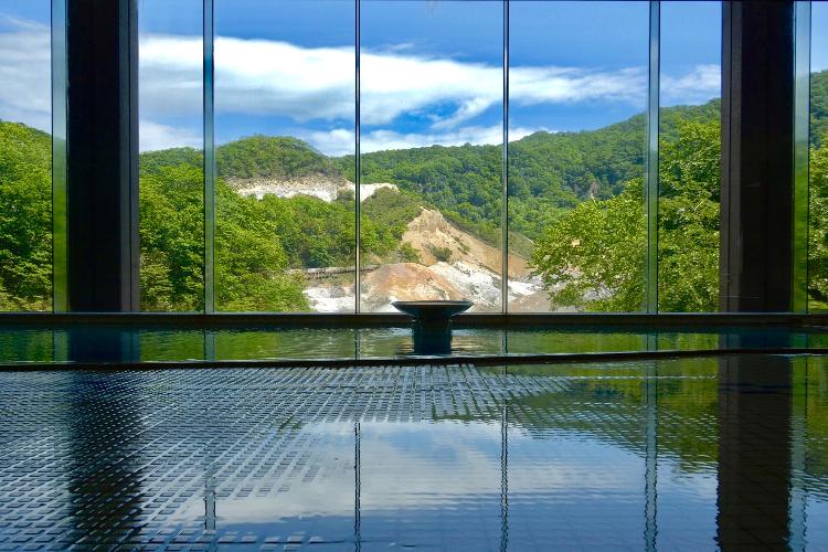 眼前に広がる登別の大自然をお楽しみください【浴場】