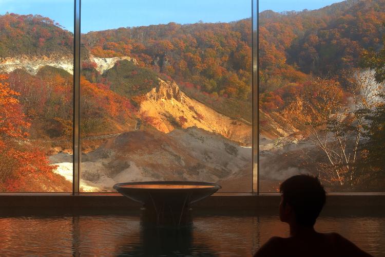 秋も欠かせません。紅葉が映る湯に入浴を【浴場】