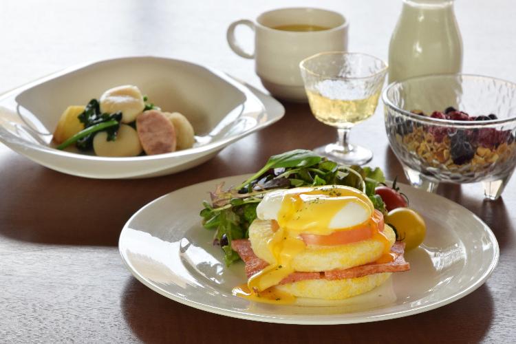 滝本の朝はエッグベネディクトで！とろとろ卵とベーコン、バンズのマリアージュ！【湯の里／洋朝食】