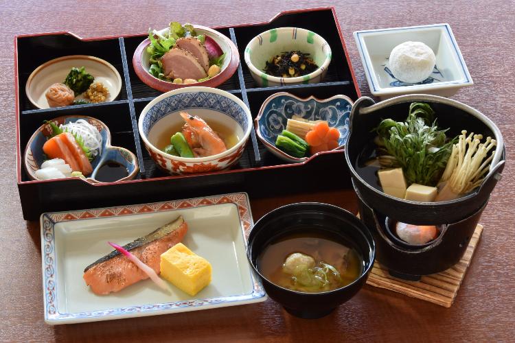 滝本の美味しい朝を湯の里で♪朝の空気を吸いながら、特製和朝食をお楽しみください【湯の里／和朝食】