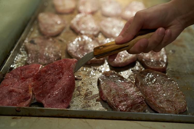 【夕食ビュッフェ】ライブキッチンでは焼きたてのステーキをご用意しております（イメージ）