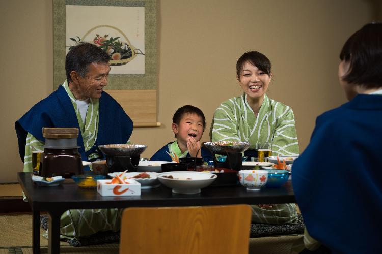 【部屋食】ご家族で、水入らずの時間を。和食会席膳でおもてなしいたします（イメージ）