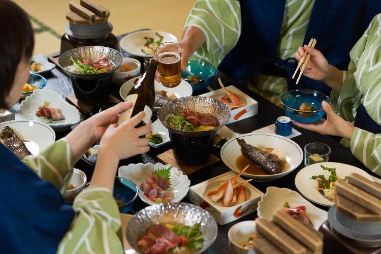 【部屋食】大切な人と気兼ねなくお部屋でお食事を。ご歓談にも華が咲きます（イメージ）