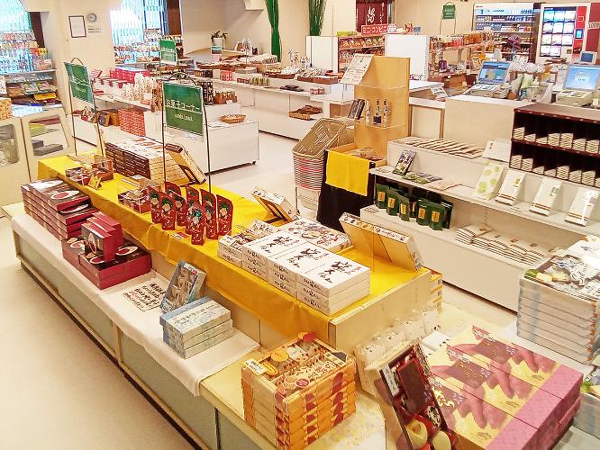 売店では、南九州の特産品など数多くの物産品を取り揃えてます。