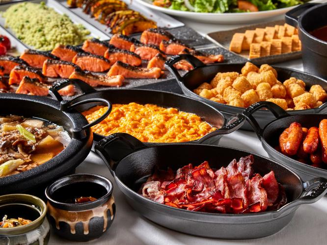 朝食ビュッフェ |　地元畜産ソーセージやベーコンなどボリューム満点の朝食を6時30分よりお届けします