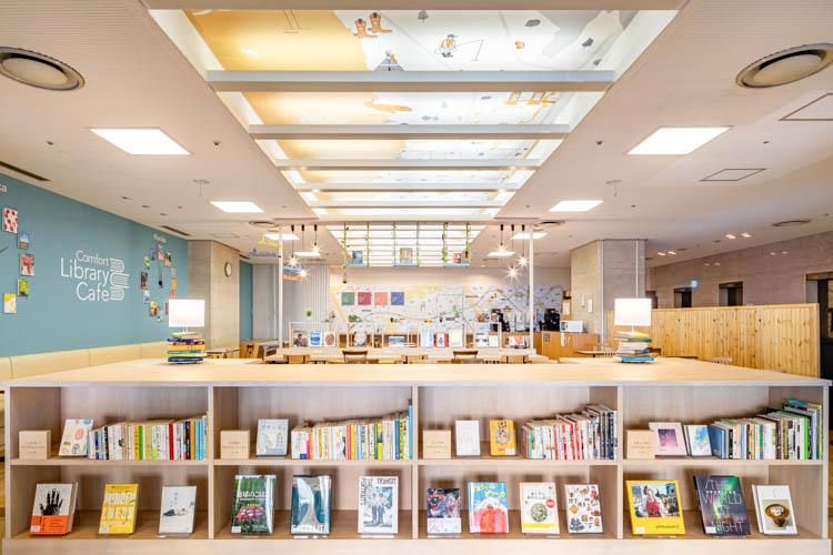 【ライブラリーカフェ】プロが選書した書籍を設置しております。フリードリンクと共にご利用ください。