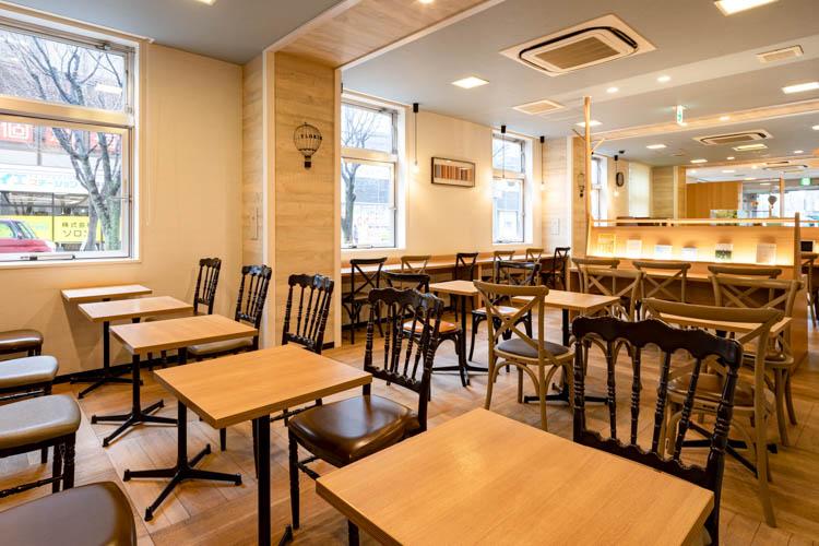 【ライブラリーカフェ】ドリンク片手に寛ぎながらのデスクワークにも使えます