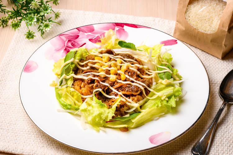 【佐賀限定メニュー】佐賀名物「シシリアンライス」。甘辛いお肉と生野菜をのせてお召し上がりください。